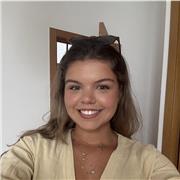 Soy una persona muy comunicativa y decidida. Soy brasileña y vivo en Madrid desde hace unas semanas